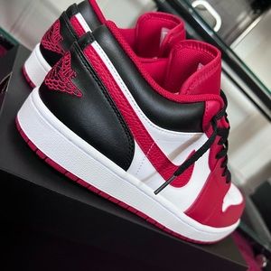 Jordan 1 low reverse black toe size 10